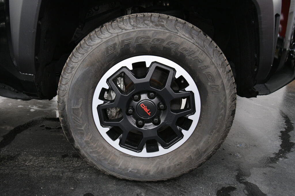 Used 2024 Toyota Tacoma TRD Off-Road image 28