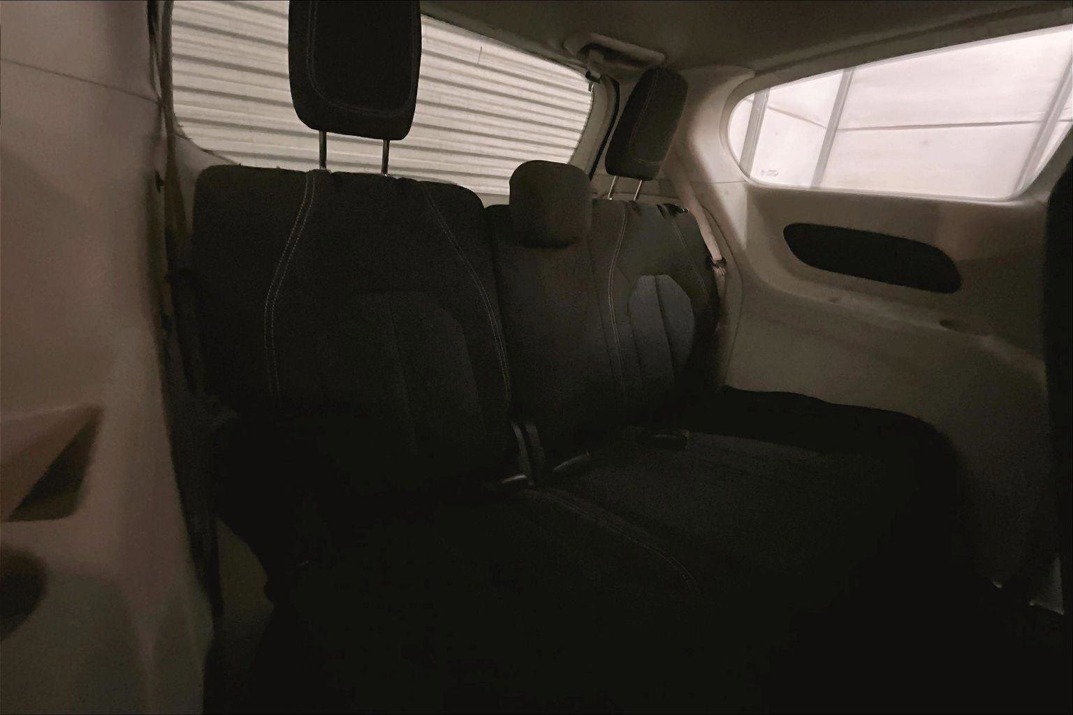 Used 2020 Chrysler Voyager L image 27