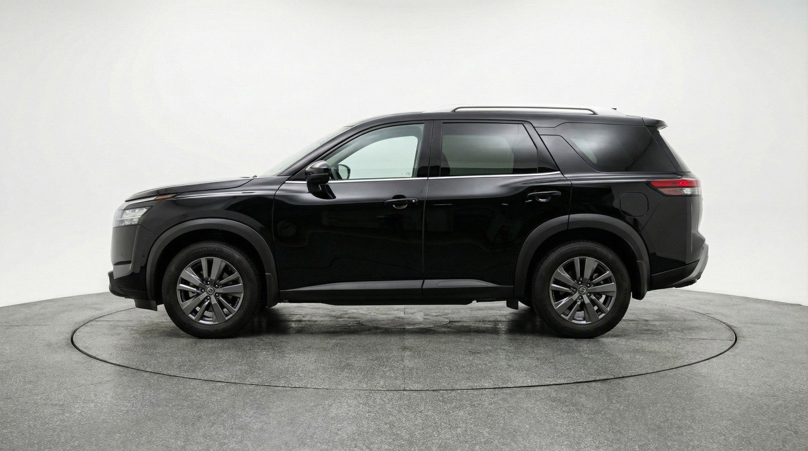 Used 2025 Nissan Pathfinder SV image 5