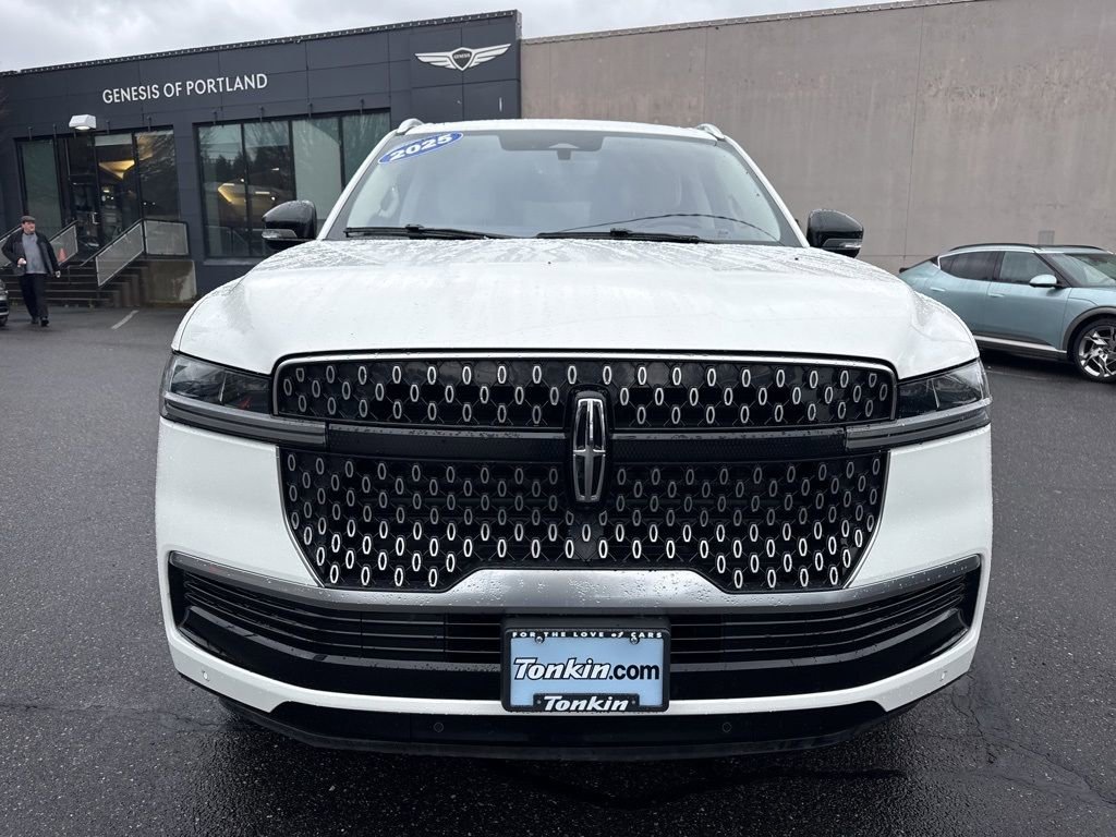 Used 2025 Lincoln Navigator L Reserve AWD/4WD image 2