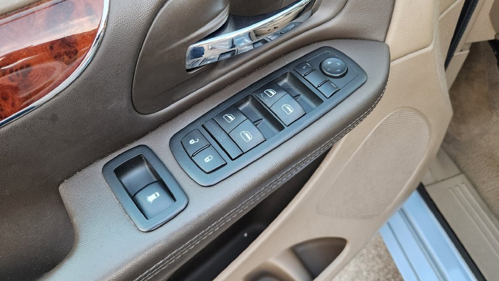 Used 2012 Chrysler Town & Country Touring-L w/ Entertainment Group #2 FWD image 27