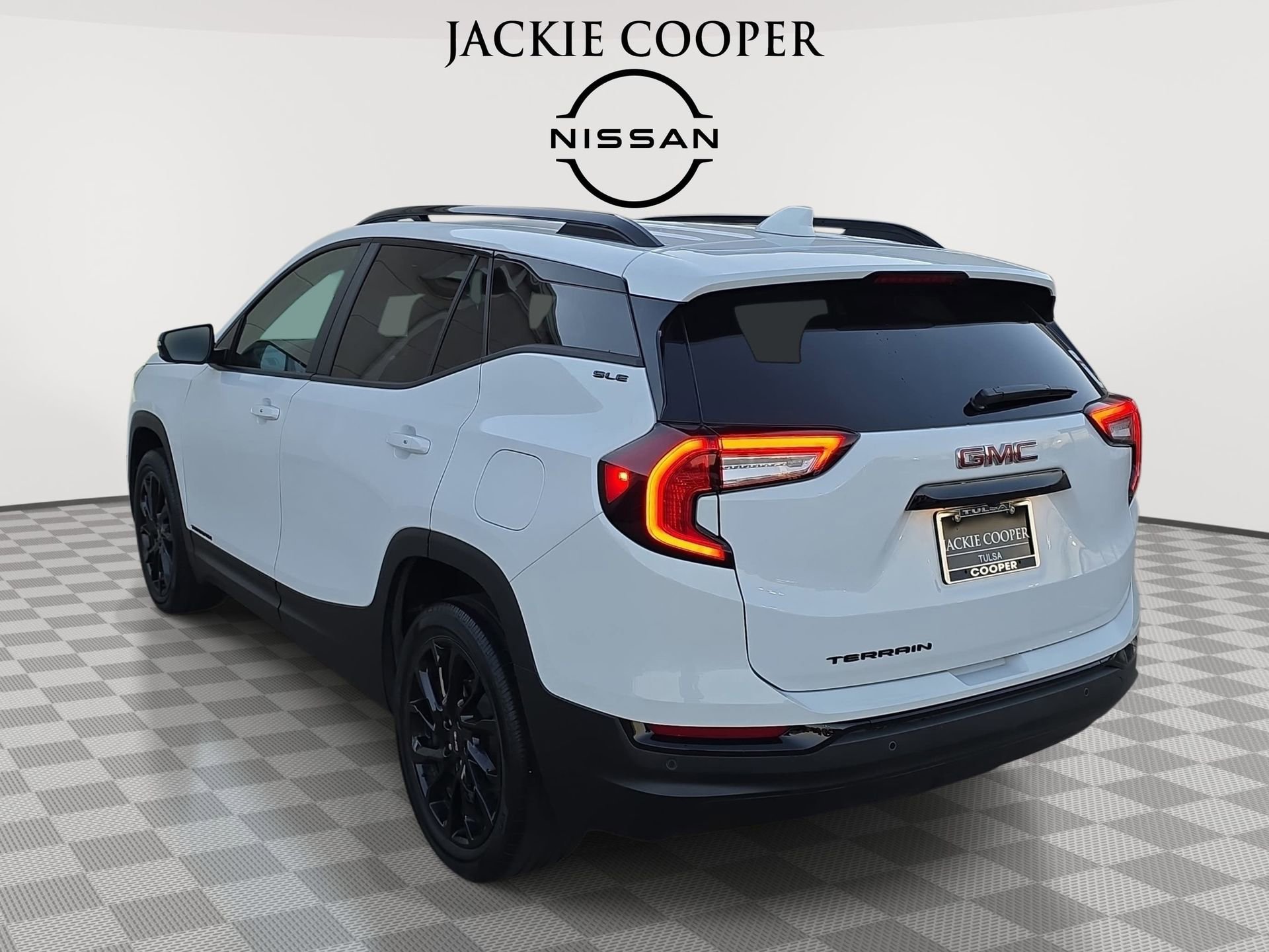 Used 2024 GMC Terrain SLE w/ Driver Convenience Package image 7