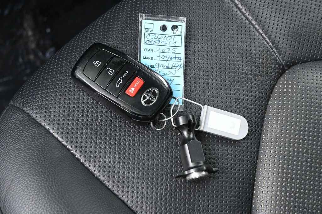 Used 2025 Toyota Grand Highlander FWD image 21