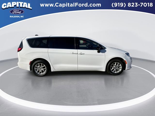 Used 2024 Chrysler Pacifica Touring-L image 9
