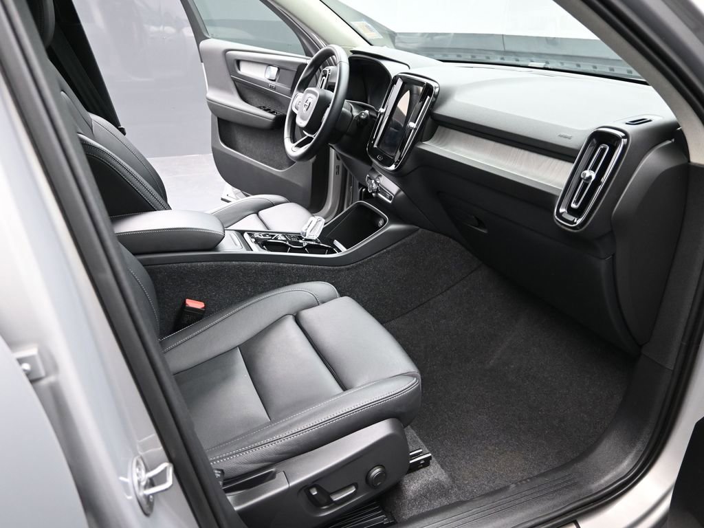 Used 2025 Volvo XC40 B5 Plus image 19