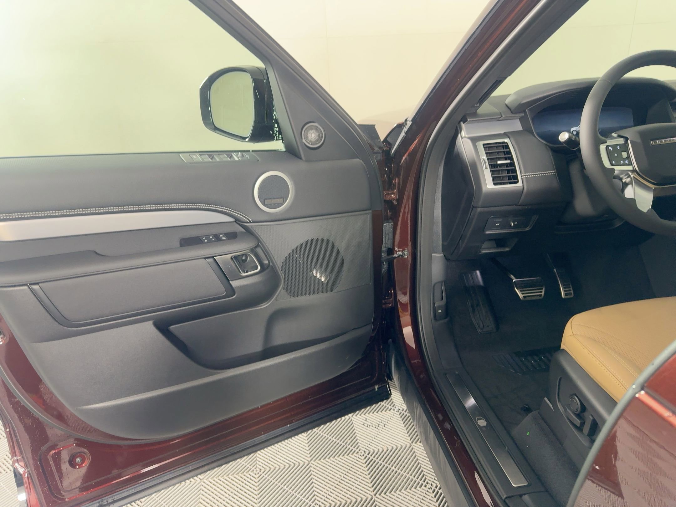 New 2026 Land Rover Discovery Limited Edition image 5