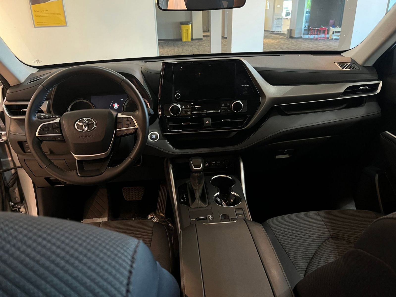 Used 2025 Toyota Highlander LE FWD image 35