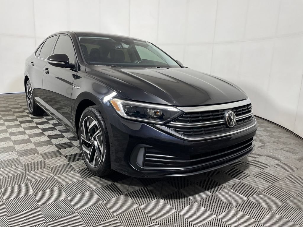 Used 2023 Volkswagen Jetta SEL FWD image 2