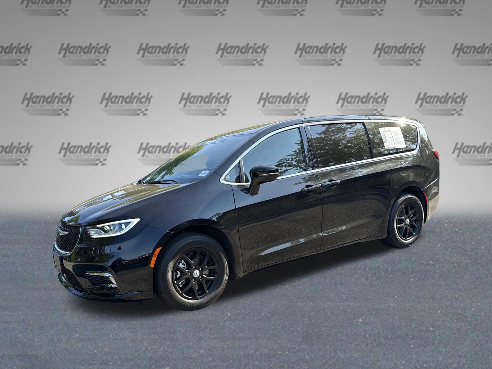 Used 2025 Chrysler Pacifica Select FWD image 4