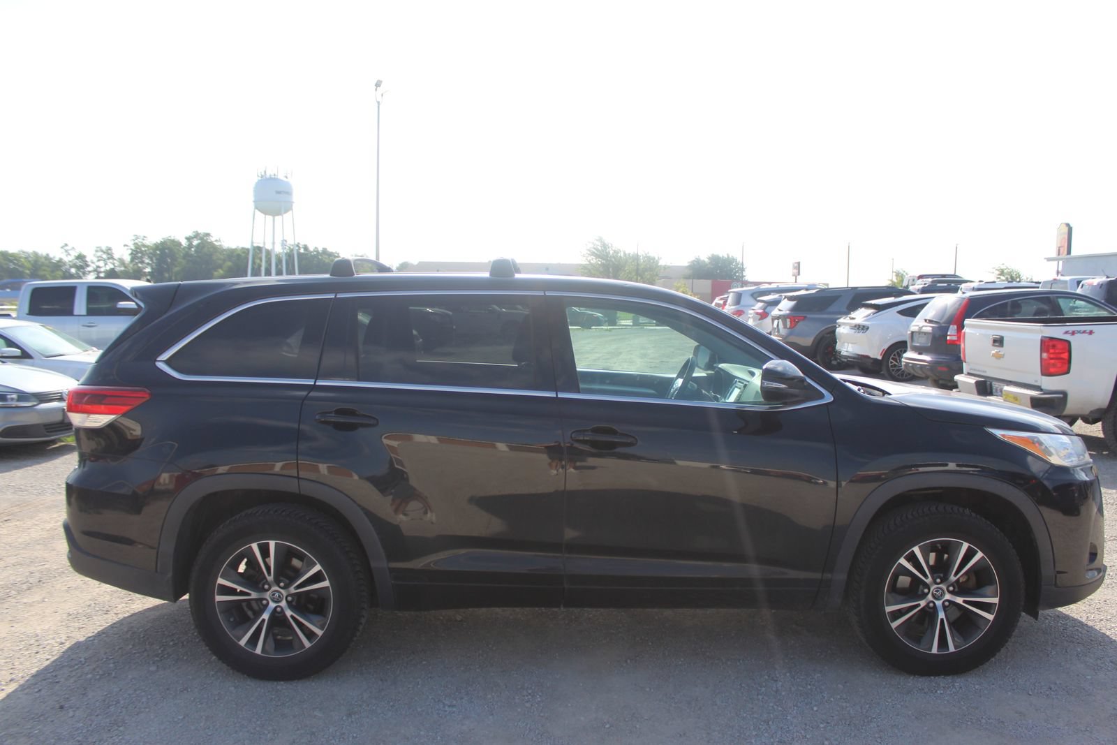 Used 2017 Toyota Highlander LE w/ Carpet Mat Package FWD image 7