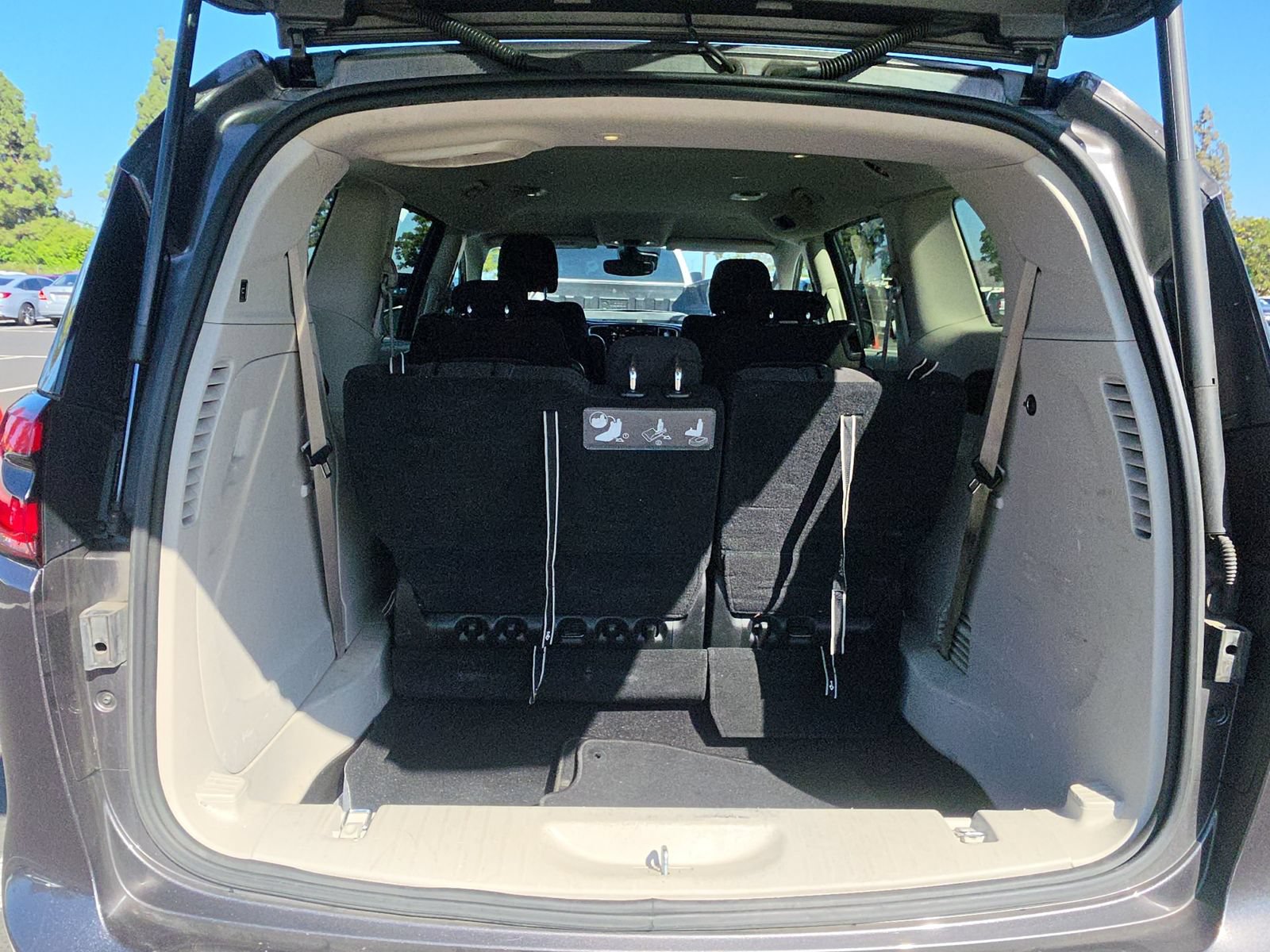 Used 2021 Chrysler Pacifica Touring FWD image 14