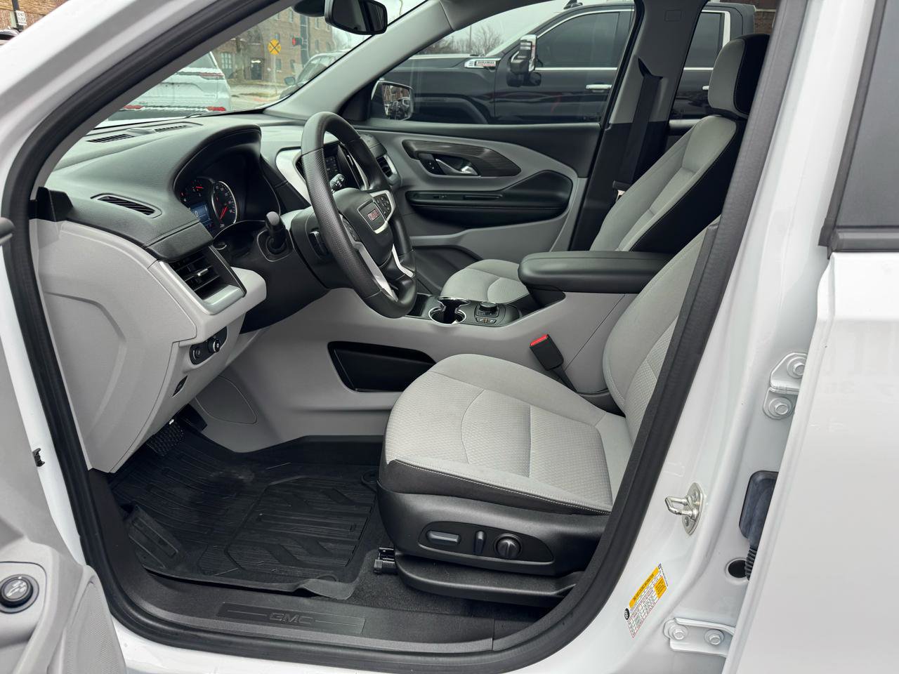 Used 2024 GMC Terrain SLE w/ Driver Convenience Package image 12