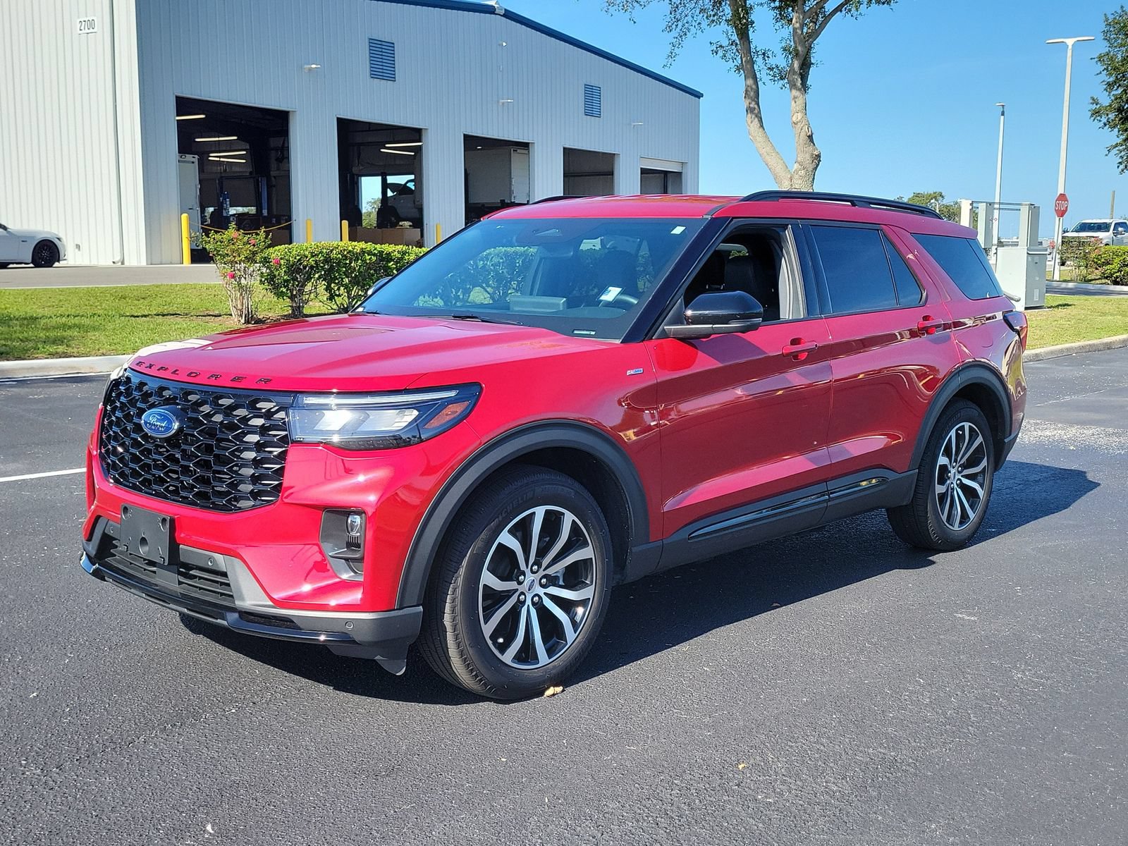 Used 2025 Ford Explorer ST-Line w/ Premium Package RWD image 2