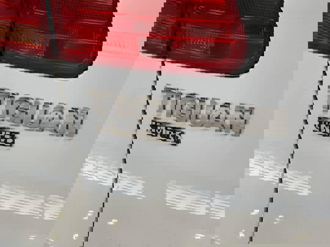 Used 2017 Volkswagen Tiguan Limited w/ Premium Package image 11