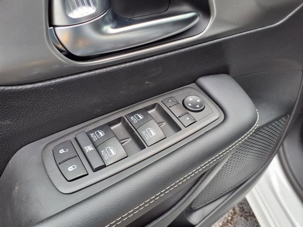 New 2026 Chrysler Pacifica Select image 9