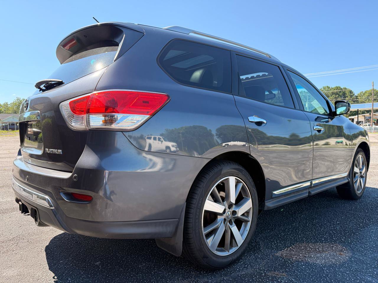 Used 2013 Nissan Pathfinder Platinum w/ Platinum Premium Pkg FWD image 5
