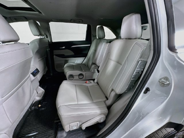 Used 2019 Toyota Highlander XLE AWD/4WD image 4