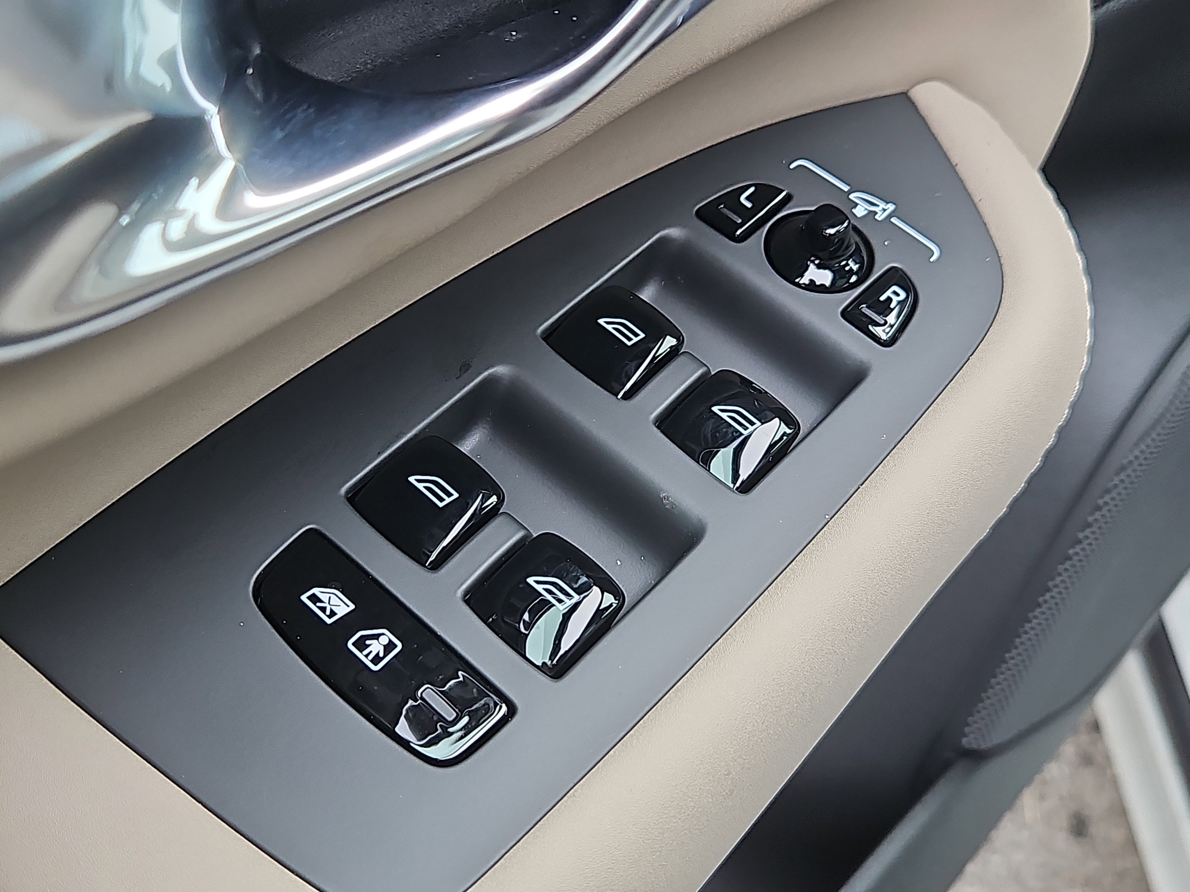 New 2026 Volvo XC90 B6 Plus w/ Protection Package Premier image 18