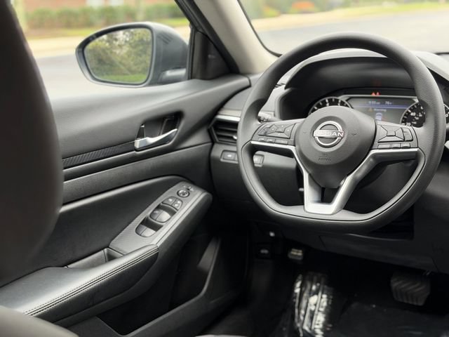 Used 2025 Nissan Altima 2.5 SV FWD image 34