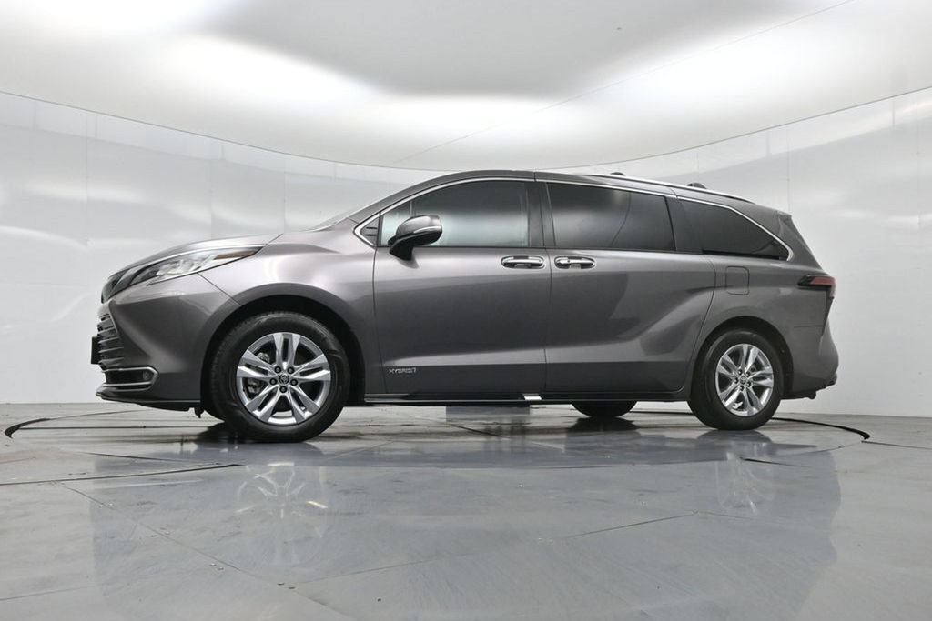 Used 2021 Toyota Sienna Limited FWD image 7