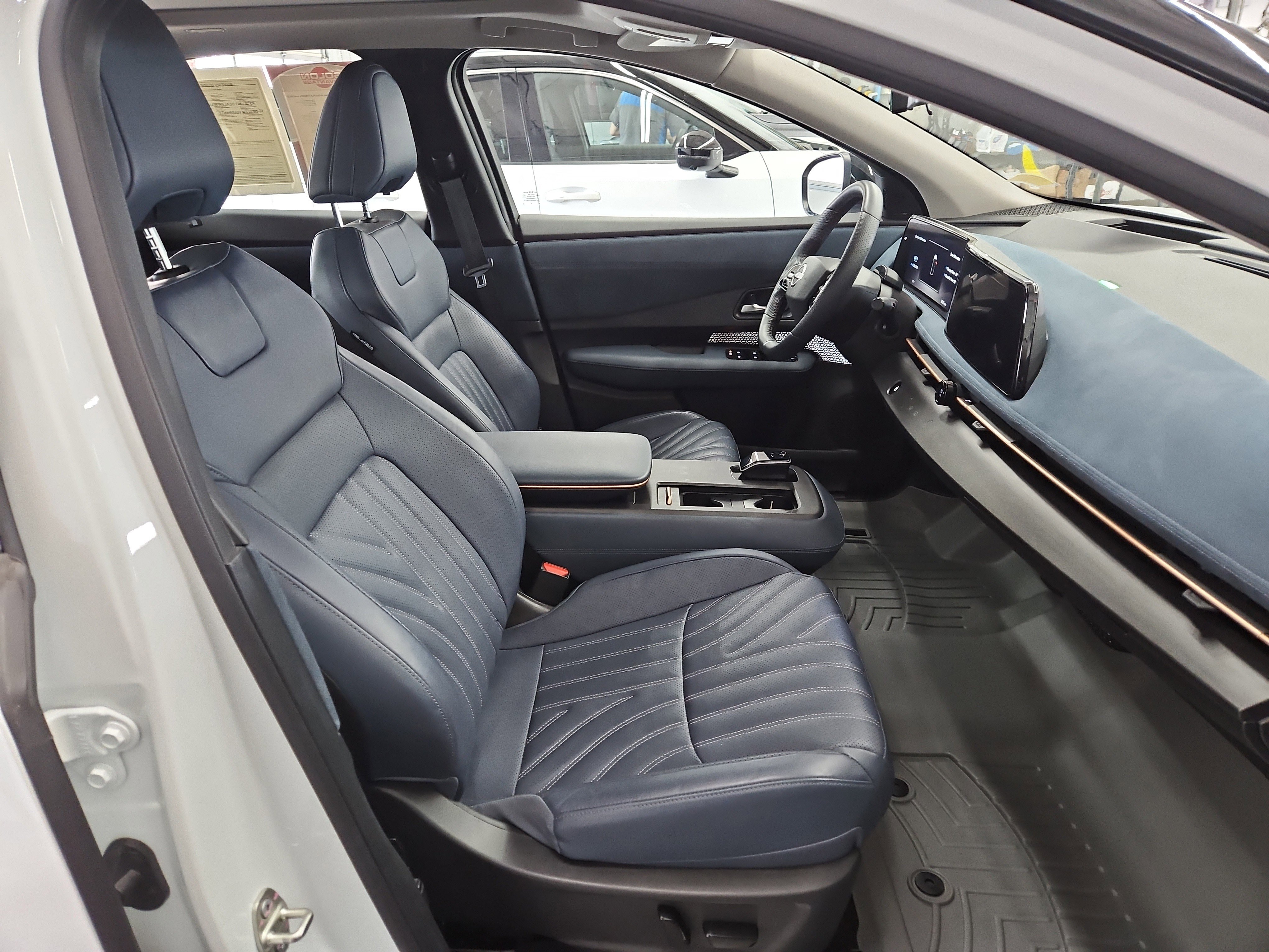 Used 2023 Nissan Ariya AWD/4WD image 9