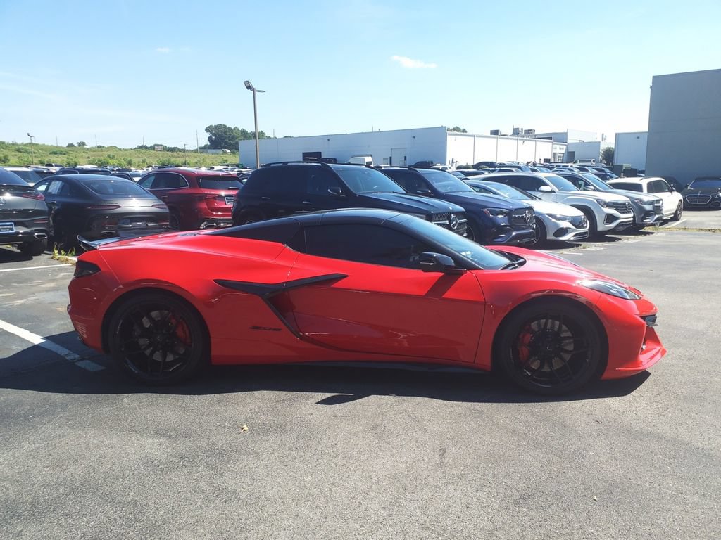 Used 2025 Chevrolet Corvette Z06 w/ Stealth Interior Trim Package RWD image 8