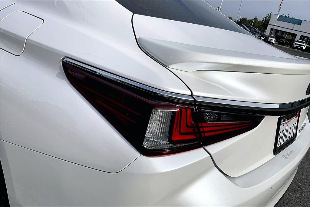 Used 2025 Lexus ES 300h w/ Premium Package FWD image 23