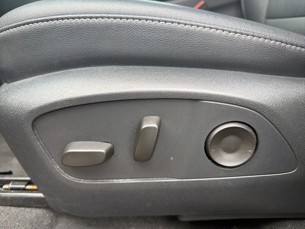 Used 2025 Chevrolet Traverse LT image 17