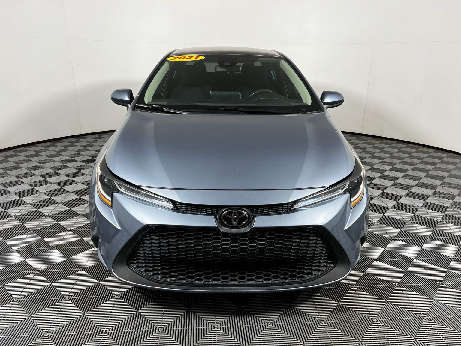 Used 2021 Toyota Corolla LE image 2