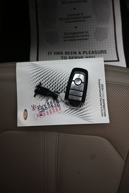 Used 2024 Ford Expedition Limited image 16