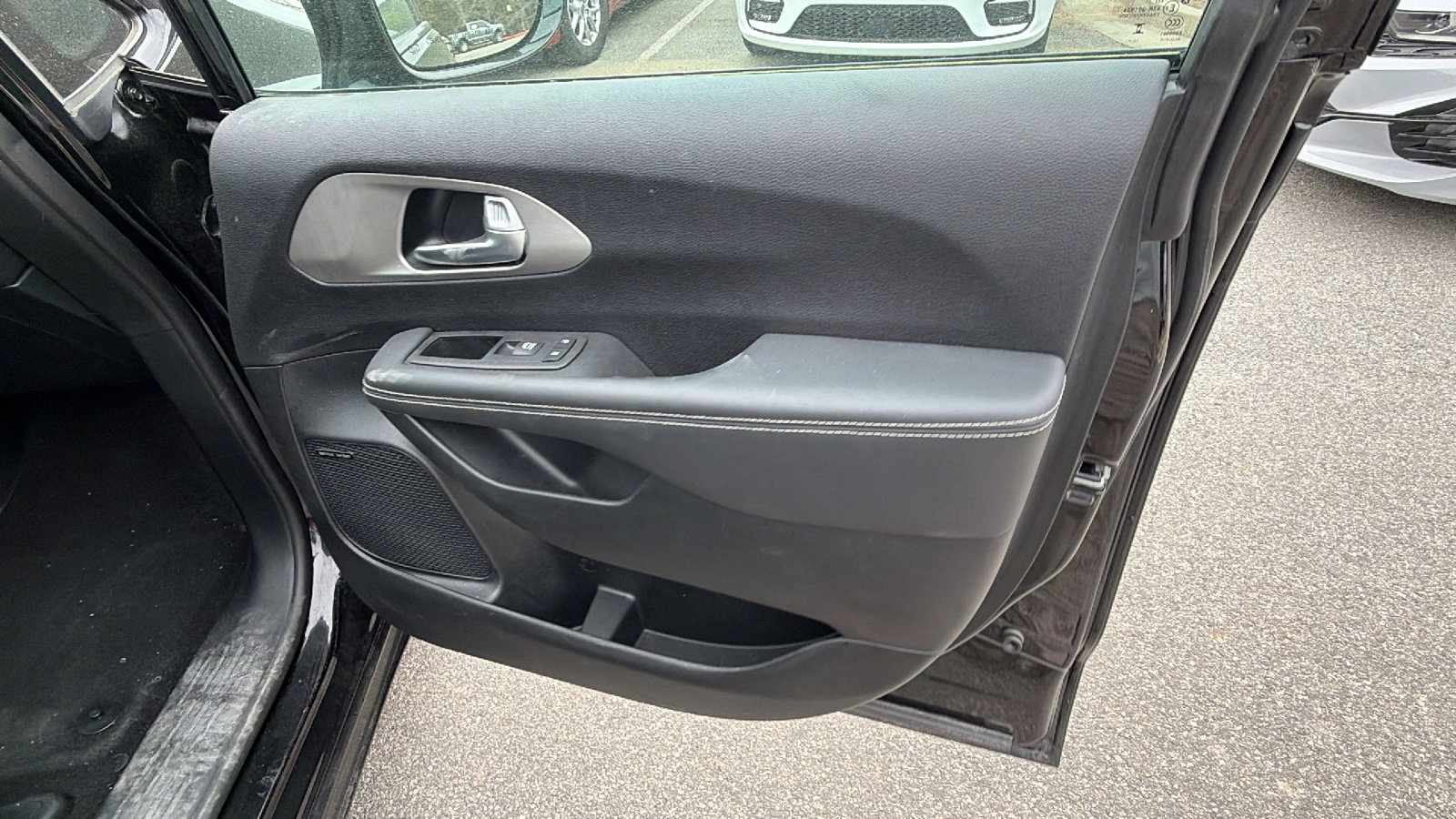 Used 2024 Chrysler Pacifica Premium image 18