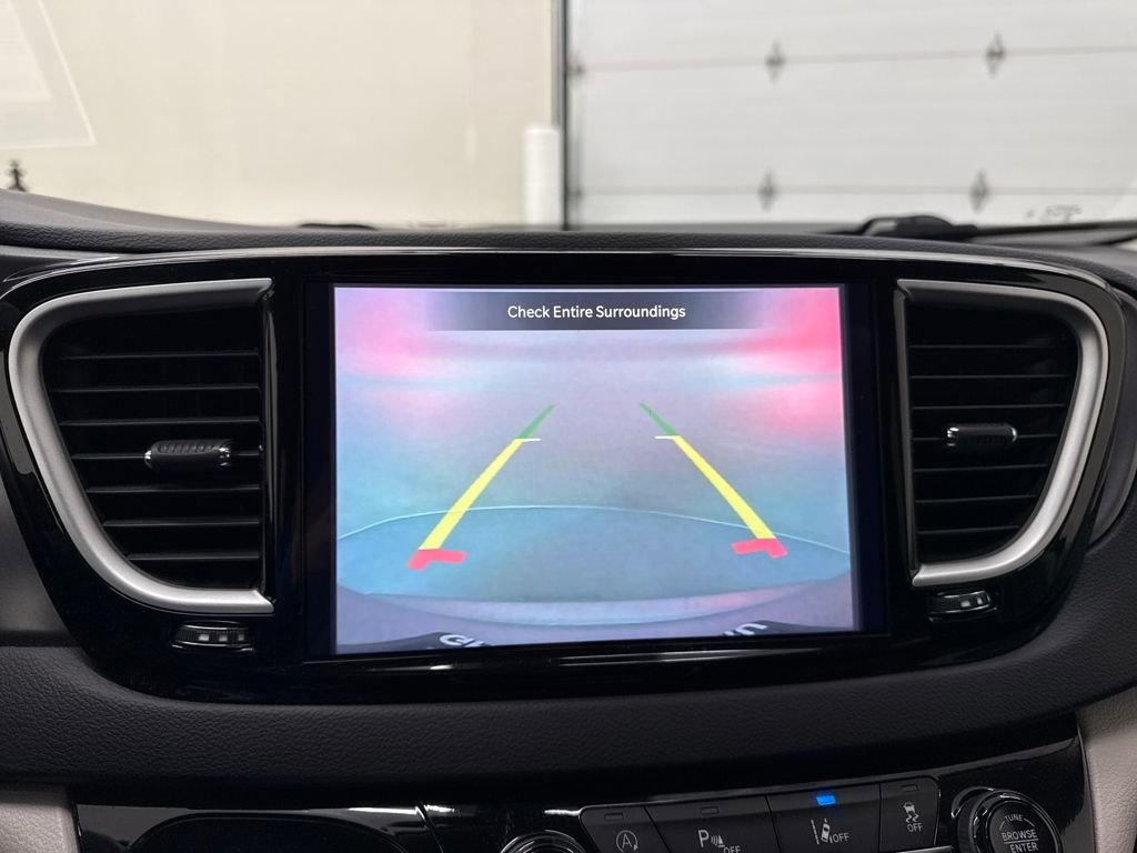 Used 2024 Chrysler Pacifica Touring-L image 18