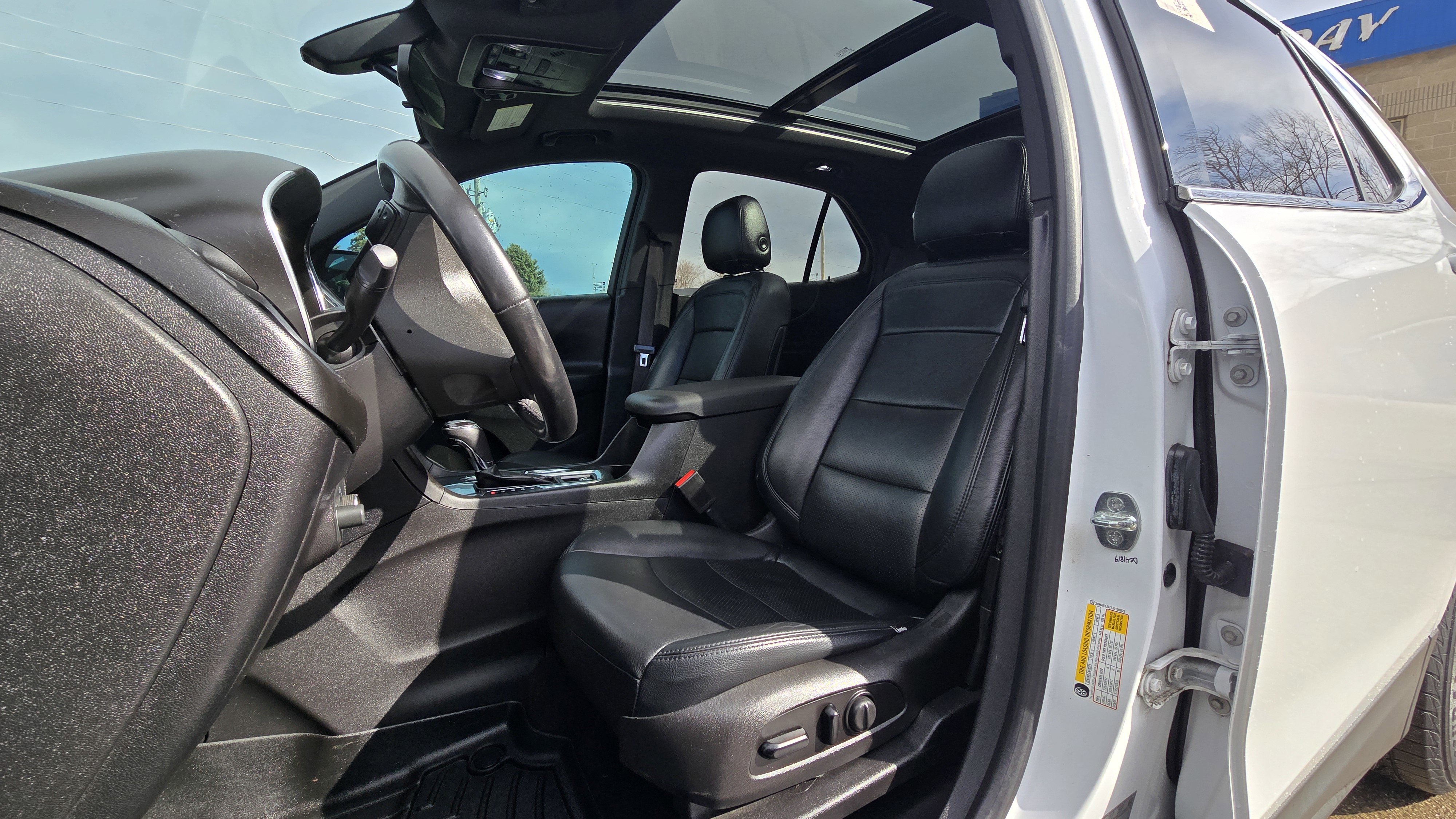 Used 2018 Chevrolet Equinox LT w/ Sun & Infotainment Package image 13