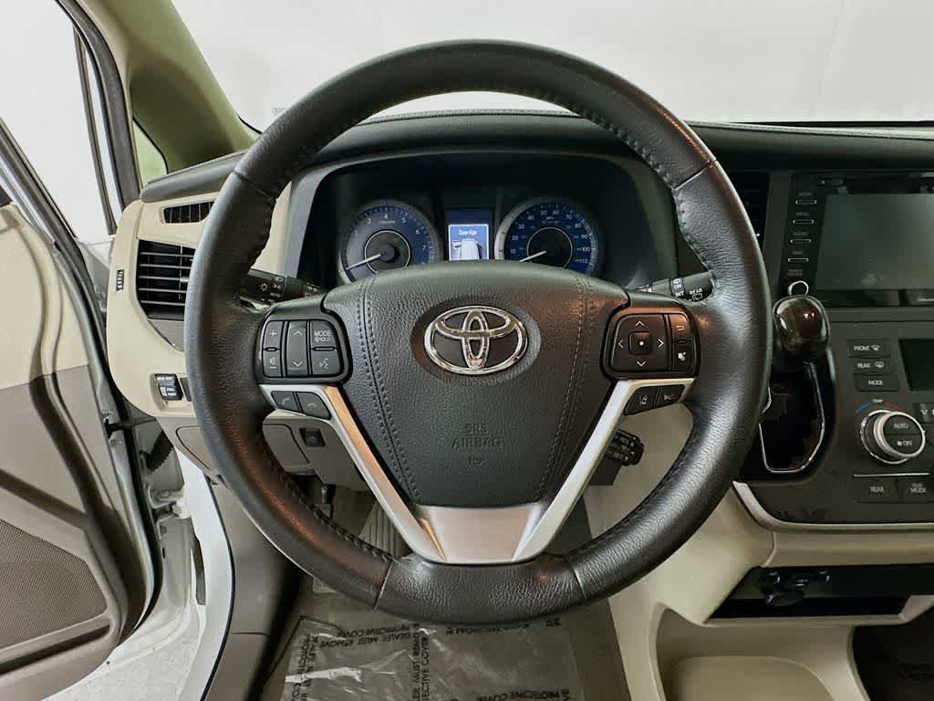 Used 2020 Toyota Sienna XLE w/ XLE Navigation Package FWD image 16