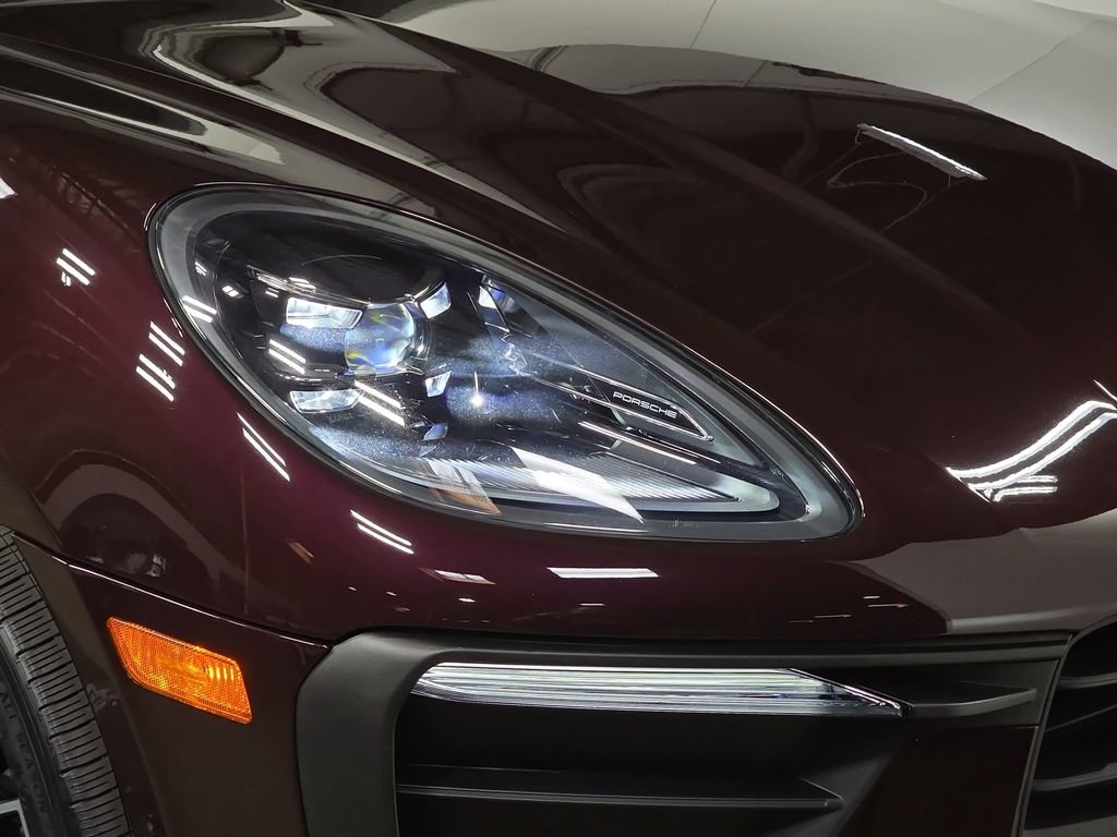 Certified 2025 Porsche Macan image 12