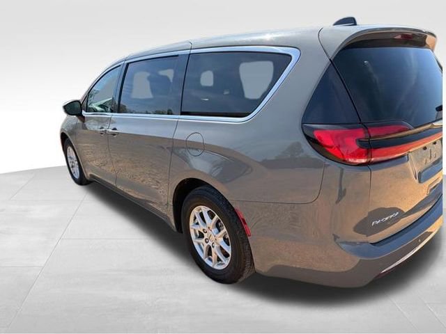 Used 2023 Chrysler Pacifica Touring-L image 5