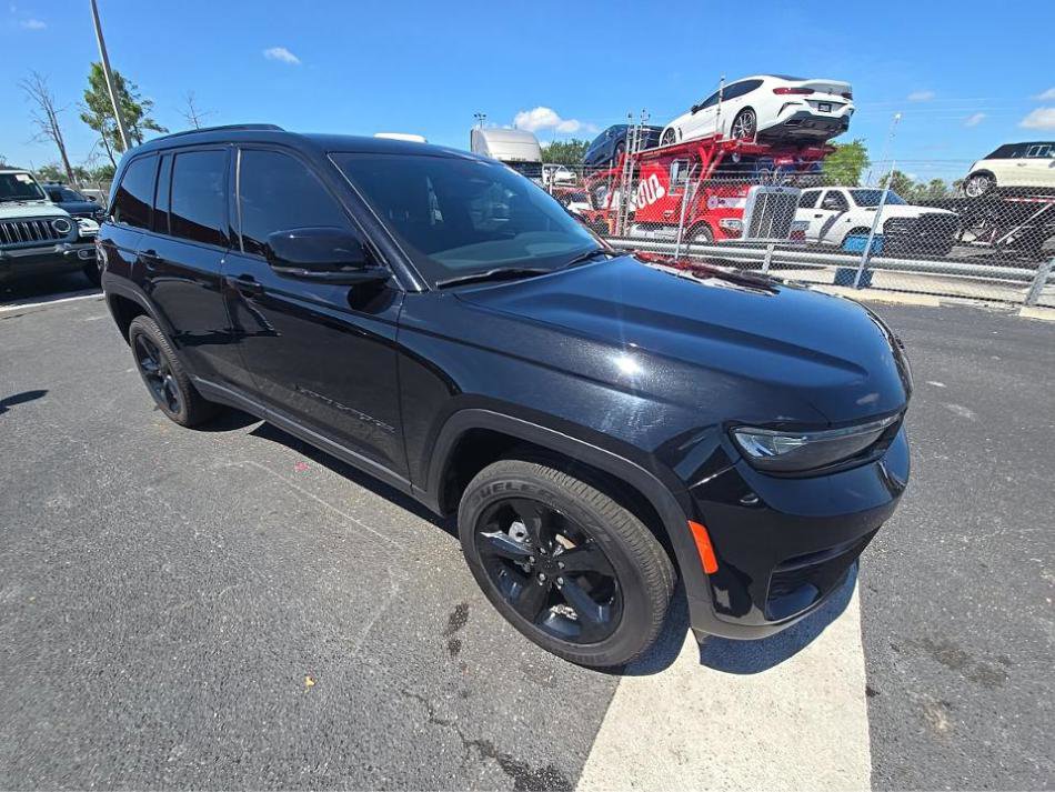 Used 2023 Jeep Grand Cherokee Altitude AWD/4WD image 23