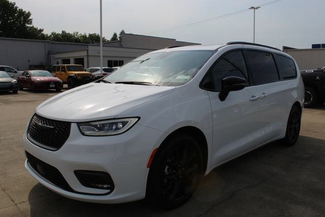 Used 2025 Chrysler Pacifica Limited FWD image 1