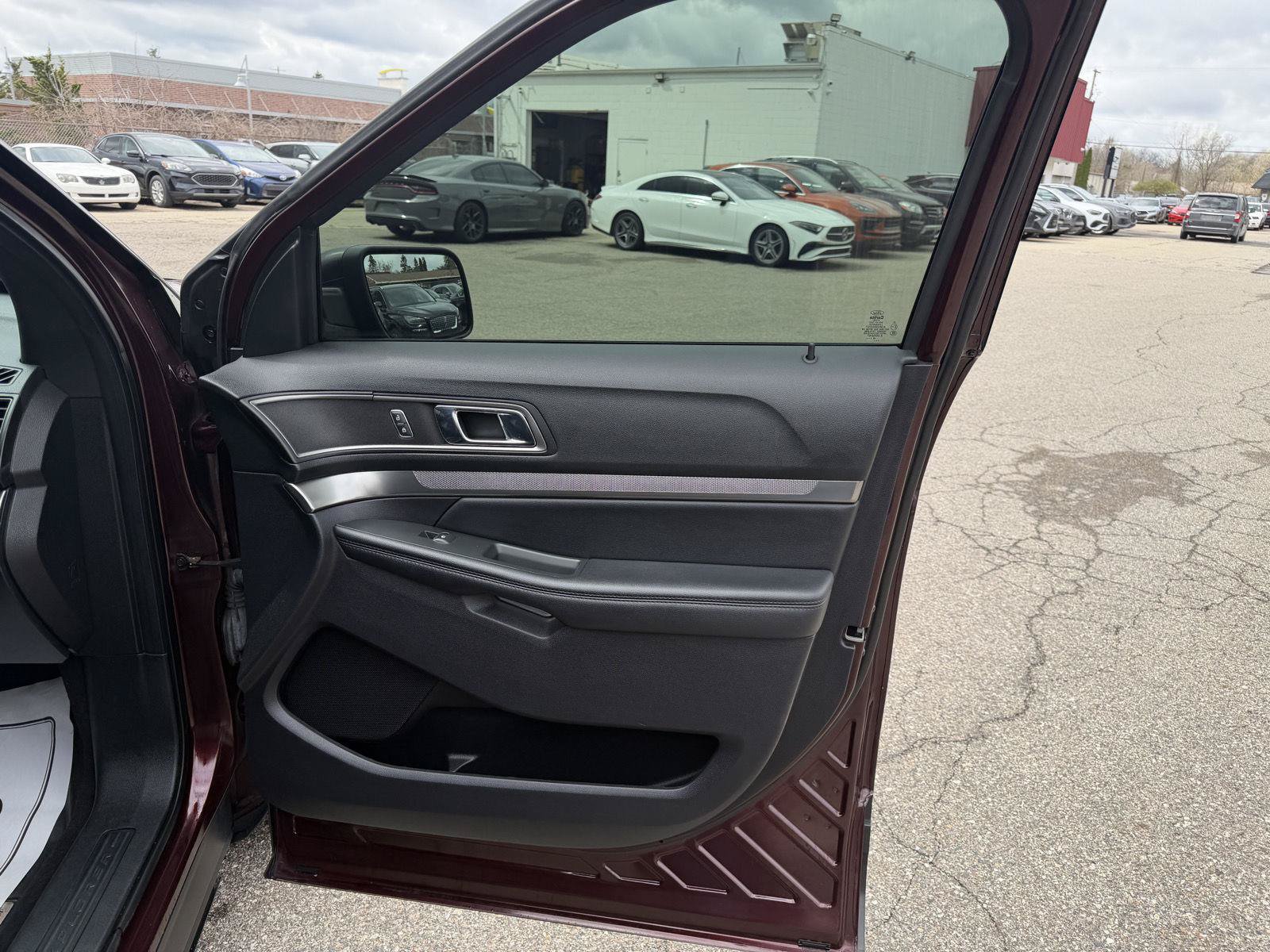 Used 2019 Ford Explorer XLT w/ Equipment Group 202A FWD image 25