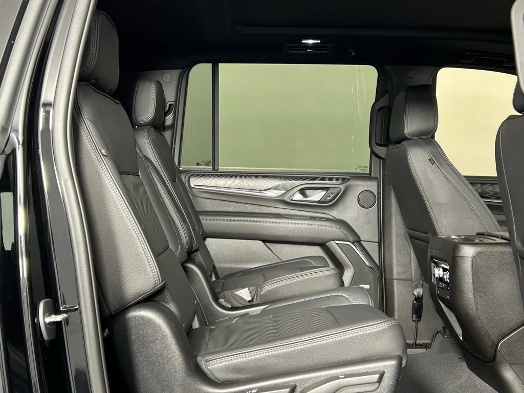 Used 2022 GMC Yukon XL Denali AWD/4WD image 13