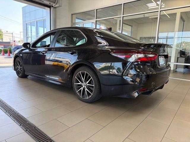 Used 2022 Toyota Camry SE w/ Carpet Mat Package (TMS) AWD/4WD image 3