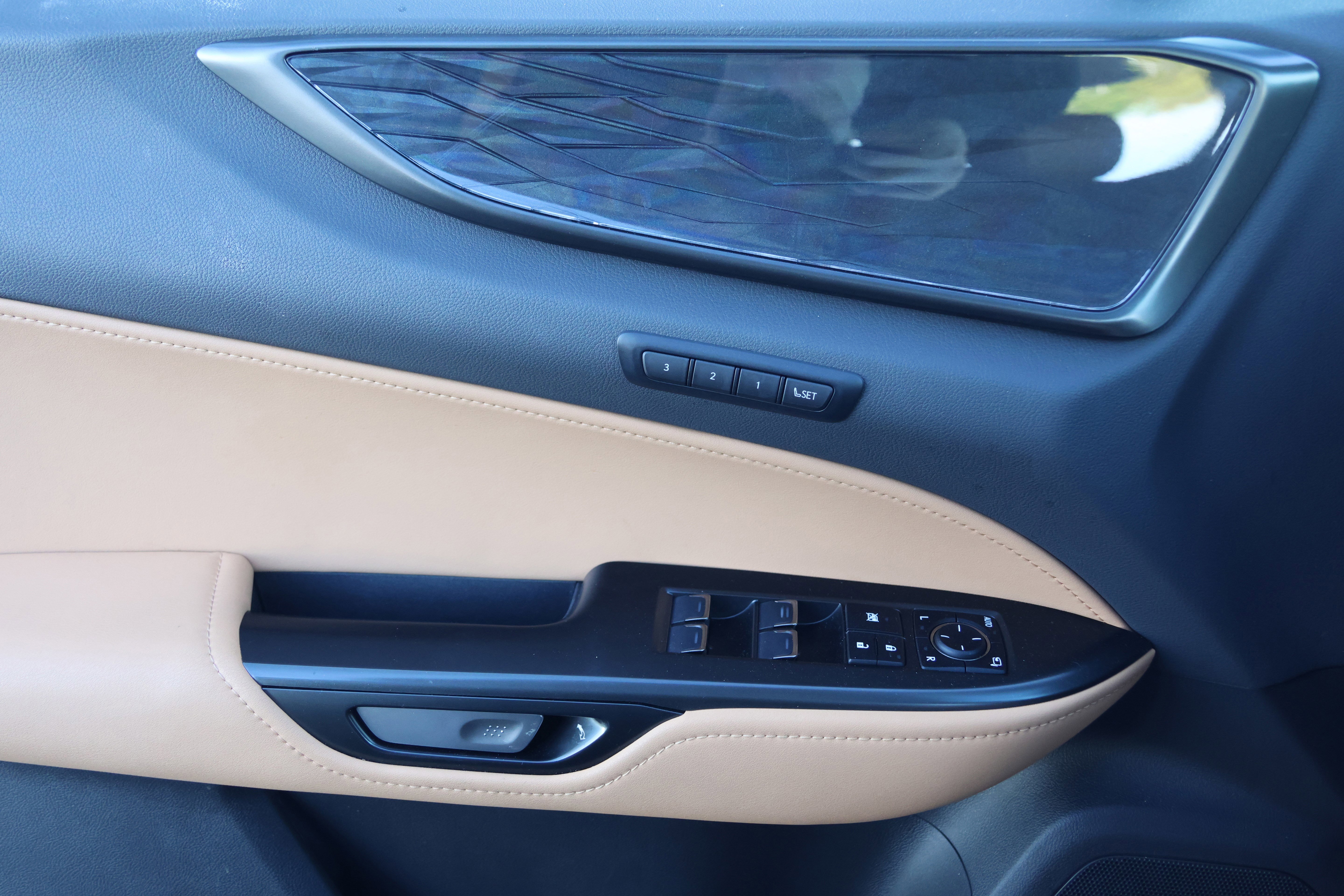 Used 2025 Lexus NX 250 FWD w/ Towing Package (2000 Lbs) image 12