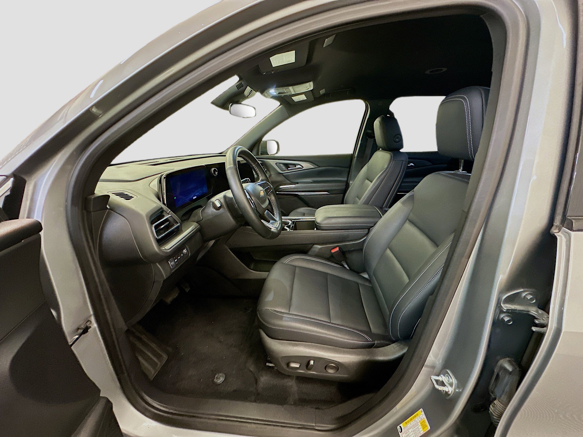 Used 2025 Chevrolet Traverse LT image 13