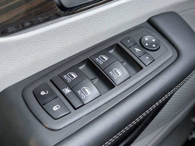 Used 2023 Chrysler Pacifica Limited FWD image 26