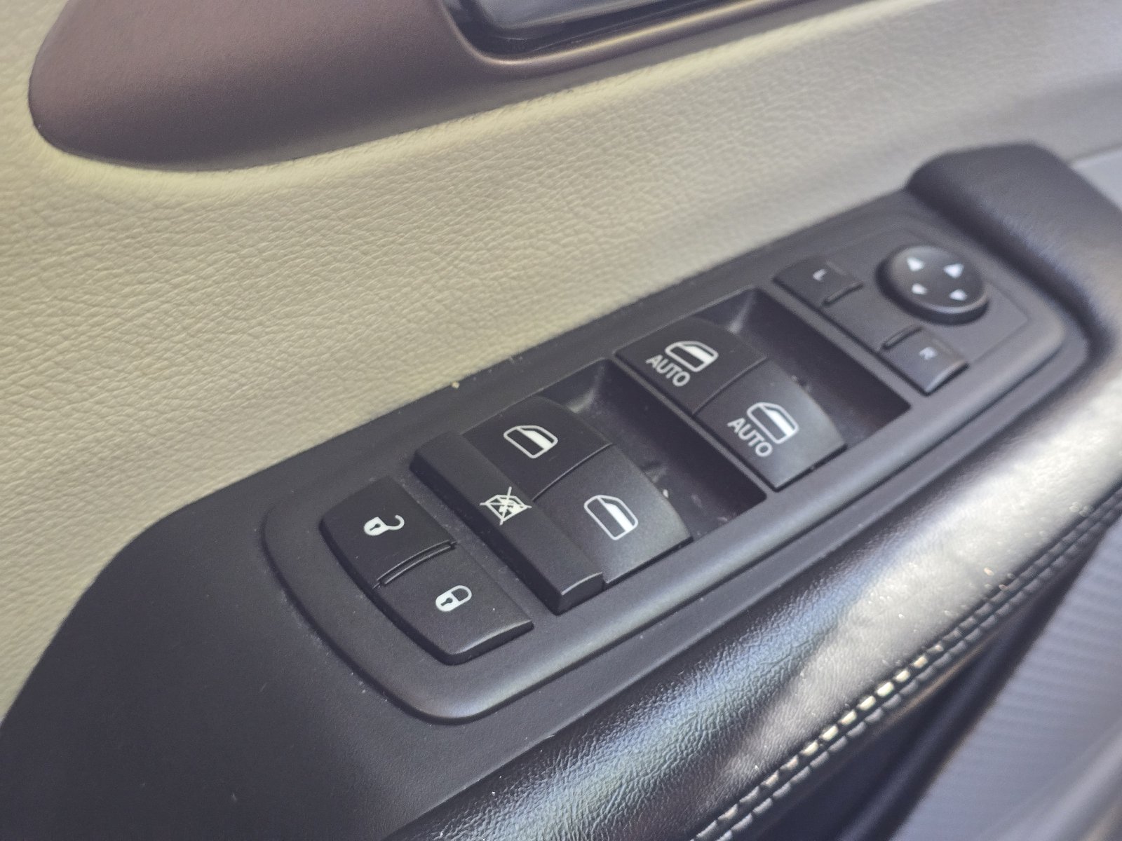 Used 2022 Chrysler Voyager LX FWD image 24