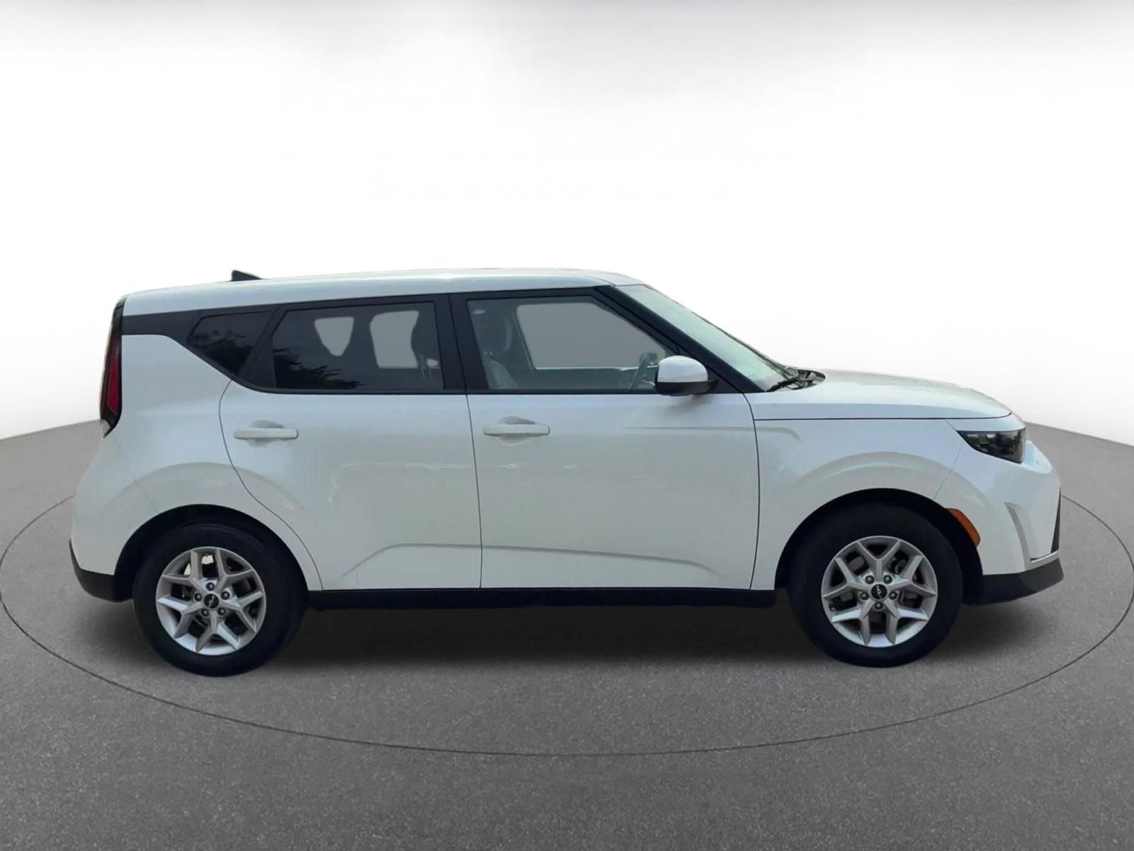 Used 2025 Kia Soul LX w/ LX Technology Package FWD image 16
