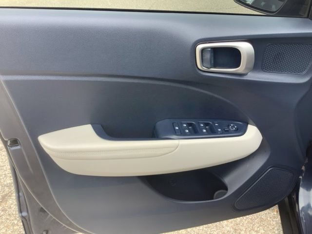 Certified 2025 Hyundai Venue Limited FWD image 10