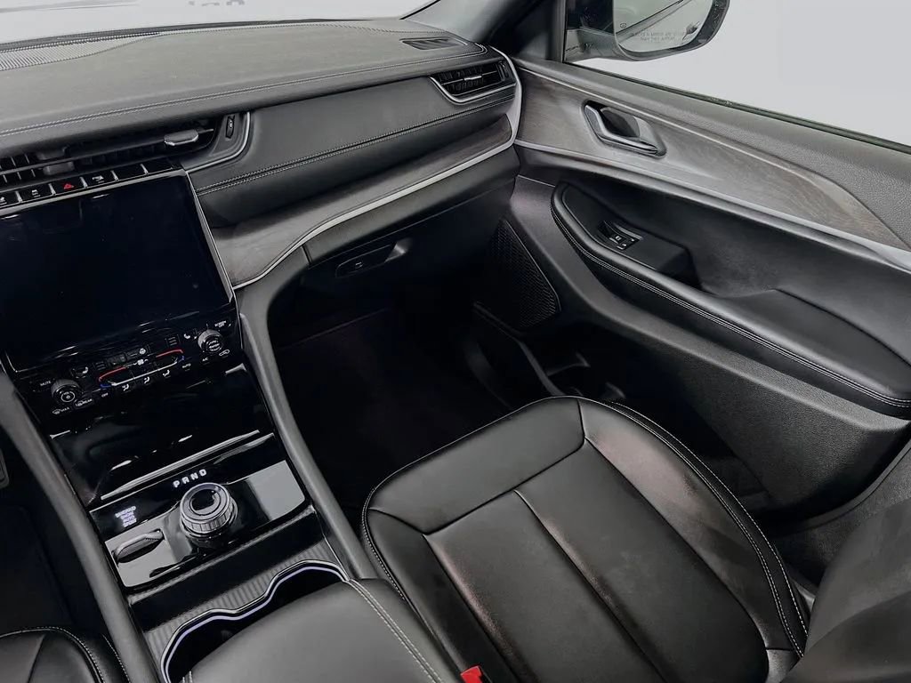 Used 2025 Jeep Grand Cherokee L Limited w/ Black Appearance Package image 24