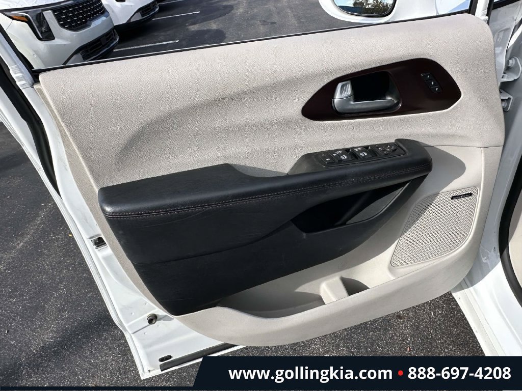 Used 2017 Chrysler Pacifica Limited FWD image 16
