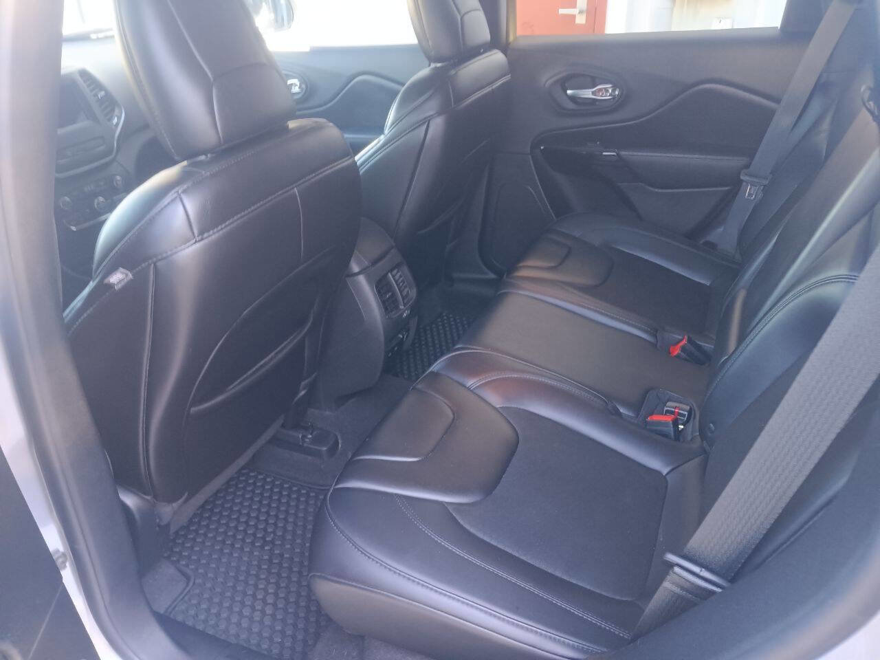 Used 2019 Jeep Cherokee Latitude Plus image 8